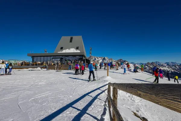 팔케이드 이탈리아 2023년 15일 돌로미티 산맥의 리프트 스테이션 스키는 케이블카를 — 스톡 사진