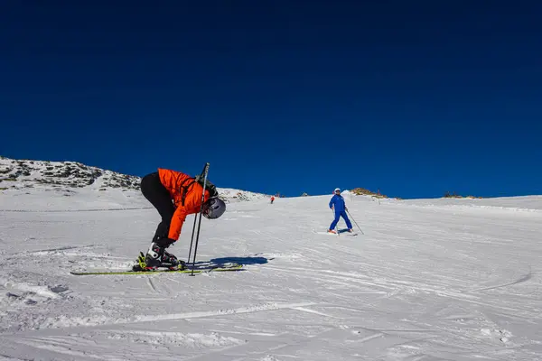 팔케이드 이탈리아 2023년 15일 돌로미티 산맥의 슬로프에서 스키어는 하강을 시작하기 — 스톡 사진
