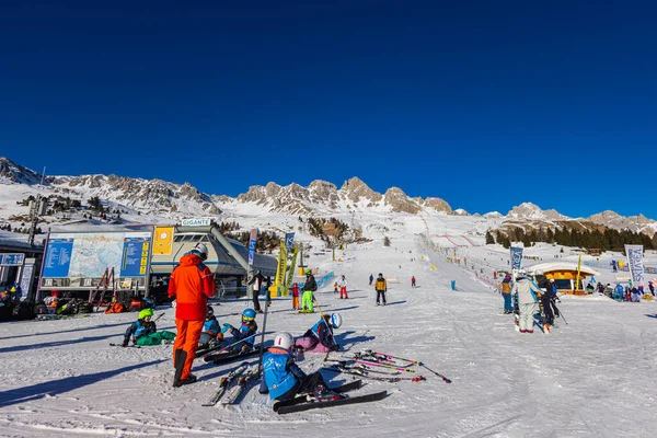 Falcade Italia Febbraio 2023 Piedi Delle Montagne Gli Sciatori Preparano — Foto Stock