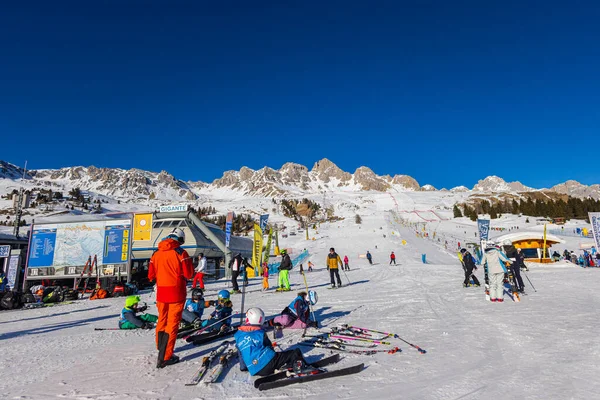 Falcade Itália Fevereiro 2023 Aos Pés Das Montanhas Esquiadores Preparem — Fotografia de Stock