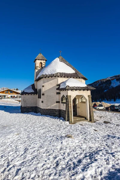 意大利法莱兹 2023年2月14日 法莱兹山村的教堂 山谷中的教区教堂 雪天屋顶的冬季场景 安葬在白云人的高山之间 — 图库照片
