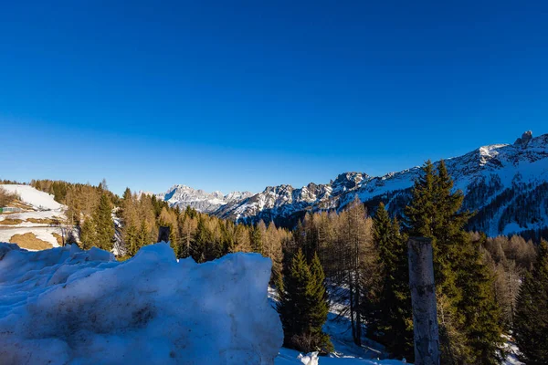 Karlı dağların güzel panoramik manzarası, İtalya 'daki güzel Avrupa kış dağları Dolomitler, kros kayakçıları ve kırsal bölgelerdeki kayakçılar için kayak pisti. Resimli kış manzarası