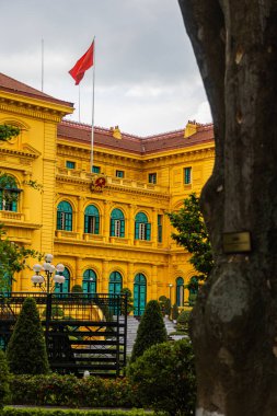 Hanoi, Vietnam - 28 Mayıs 2023: Hanoi 'deki Başkanlık Sarayı sarı cephe, Fransız sömürge mimarisi ve yemyeşil bahçelere sahiptir. Vietnam Başkanı 'nın evi. Demir kapılar ardında.