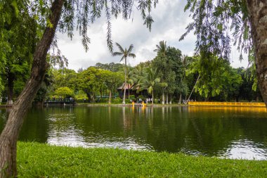 Hanoi, Vietnam - 28 Mayıs 2023: Ho Chi Minh Stilt Evi, ayaklıklar üzerinde mütevazı bir ahşap yapı, basit yaşam tarzını sergiliyor. Ziyaretçiler onun kişisel eşyalarını keşfeder. Turist eğlencesi
