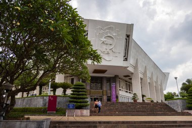 Hanoi, Vietnam - 28 Mayıs 2023: Ho Chi Minh Müzesi, modern ve geleneksel mimarinin büyüleyici bir harmanı, saygıdeğer lideri onurlandırır. İçinde devrimci yolculuğunun kayıtları var.