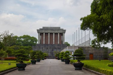 Hanoi, Vietnam - 28 Mayıs 2023: Ho Chi Minh Anıt Mezarı, saygı duyulan devrimci lider Ho Chi Minh 'in mumyalanmış bedenine ev sahipliği yapan heybetli, görkemli bir yapı. Ba Dinh Meydanı 'nın merkezinde yer alıyor..
