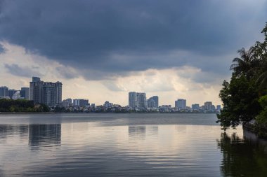 Hanoi, Vietnam - 10 Temmuz 2023: Gökyüzünün sularındaki yansıması Batı Gölü 'ne bakan Tran Quoc Pagoda, büyüleyici bir turistik cazibe ve muhteşem güzelliklerin mekanı.