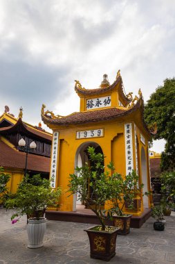 Hanoi, Vietnam - 28 Mayıs 2023: Hanoi 'nin Batı Gölü' ndeki küçük bir adada bulunan Tran Quoc Pagoda zengin tarihi, uzun ince stupası ve güzel bahçesi ile bilinen antik bir Budist tapınağıdır.