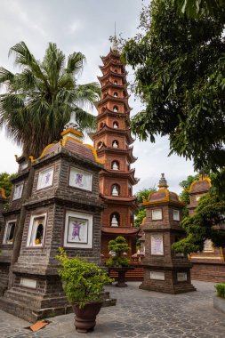 Hanoi, Vietnam - 28 Mayıs 2023: Hanoi 'nin Batı Gölü' ndeki küçük bir adada bulunan Tran Quoc Pagoda zengin tarihi, uzun ince stupası ve güzel bahçesi ile bilinen antik bir Budist tapınağıdır.