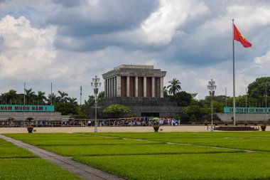 Hanoi, Vietnam - 28 Mayıs 2023: Ho Chi Minh Anıt Mezarı, saygı duyulan devrimci lider Ho Chi Minh 'in mumyalanmış bedenine ev sahipliği yapan heybetli, görkemli bir yapı. Ba Dinh Meydanı 'nın merkezinde yer alıyor..