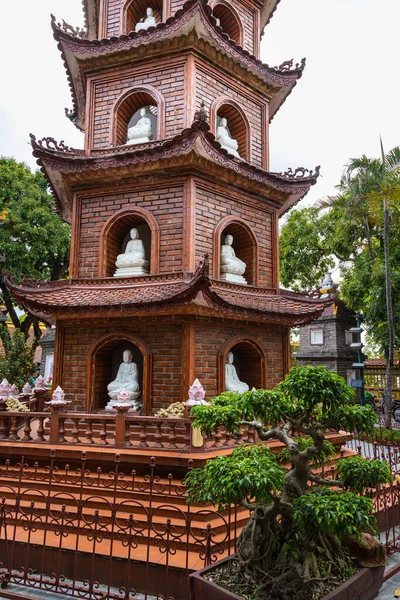 ハノイ ベトナム 2023年5月28日 ハノイ西湖の小さな島に位置するトラン クオック パゴダは その豊かな歴史 背の高いスレンダー ストゥパ 美しい庭で知られている古代の仏教寺院です — ストック写真