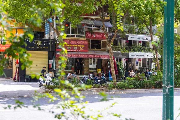ベトナムのハノイ 2023年5月28日 地元の人々が賑やかな道路沿いの食堂に集まるように 活気に満ちたストリートハム 彼らは低い便座に座り 笑いと食べ物を共有し おいしい香りで満たされた空気 — ストック写真