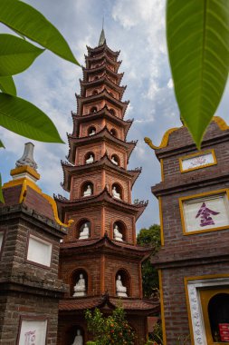 Hanoi, Vietnam - 28 Mayıs 2023: Hanoi 'nin Batı Gölü' ndeki küçük bir adada bulunan Tran Quoc Pagoda zengin tarihi, uzun ince stupası ve güzel bahçesi ile bilinen antik bir Budist tapınağıdır.