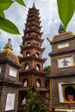 Hanoi, Vietnam - 28 Mayıs 2023: Hanoi 'nin Batı Gölü' ndeki küçük bir adada bulunan Tran Quoc Pagoda zengin tarihi, uzun ince stupası ve güzel bahçesi ile bilinen antik bir Budist tapınağıdır.