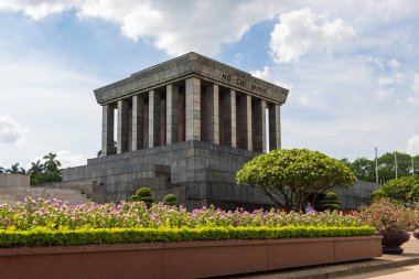 Hanoi, Vietnam - 28 Mayıs 2023: Ho Chi Minh Anıt Mezarı, saygı duyulan devrimci lider Ho Chi Minh 'in mumyalanmış bedenine ev sahipliği yapan heybetli, görkemli bir yapı. Ba Dinh Meydanı 'nın merkezinde yer alıyor..