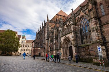 Nuremberg, Almanya - 25 Ekim 2023 - St. Lorenz (St. Lawrence), Almanya 'nın Nuremberg kentinde bulunan bir ortaçağ kilisesidir. Eski tarihi kasabada bir kilise var.