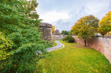 Nuremberg 'deki Kaiserburg, duvarlarını çevreleyen derin, koruyucu hendeğe sahip olup ortaçağ cazibesine ve tarihsel önemine katkıda bulunur. İmparatorluk kalesi, ortaçağ kalesi ve Nuremberg 'in simgesi.