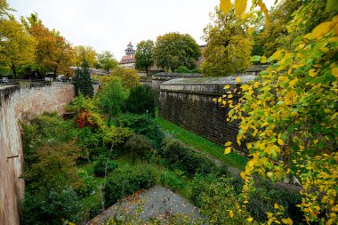 Nuremberg 'deki Kaiserburg, duvarlarını çevreleyen derin, koruyucu hendeğe sahip olup ortaçağ cazibesine ve tarihsel önemine katkıda bulunur. İmparatorluk kalesi, ortaçağ kalesi ve Nuremberg 'in simgesi.