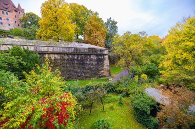 Nuremberg 'deki Kaiserburg, duvarlarını çevreleyen derin, koruyucu hendeğe sahip olup ortaçağ cazibesine ve tarihsel önemine katkıda bulunur. İmparatorluk kalesi, ortaçağ kalesi ve Nuremberg 'in simgesi.