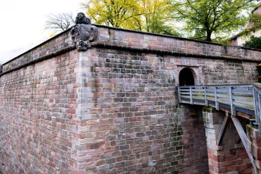 Nuremberg, Almanya 'daki İmparatorluk Kalesi ya da Kaiserburg. Hendeğin üzerinden giriş kapısına kadar köprü. İmparatorluk kalesinin içine açılan bir tünel var. Ortaçağ kalesi. Şehrin simgesi.