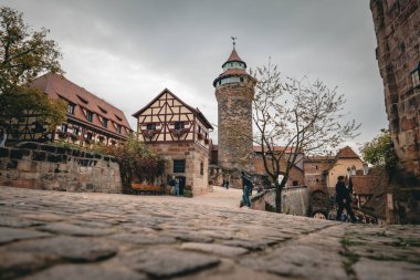 Nuremberg, Almanya - 25 Ekim 2023: Sitwell Kulesi (Sinwellturm) Ortaçağ İmparatorluk Kalesi 'nde (Kaiserburg). Nuremberg 'in tarihi merkezine hükmeden kumtaşı sırtı üzerindeki güçlendirilmiş binalar.