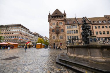 Nuremberg, Almanya - 25 Ekim 2023: Tugendbrunnen (erdem pınarı) Altstadt 'taki St. Lorenz Kilisesi' nin (St. Lawrence Kilisesi) yanında. Tarihi Turist Çekimi