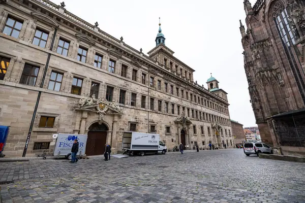 Nuremberg, Almanya - 25 Ekim 2023: The Rathaus (Belediye Binası), St. Sebalduskirche Kilisesi 'nin (Sebalduskirche) yanındaki eski Nuremberg kasabasında yer almaktadır. Altstadt 'ta Rönesans binası