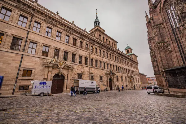 Nuremberg, Almanya - 25 Ekim 2023: The Rathaus (Belediye Binası), St. Sebalduskirche Kilisesi 'nin (Sebalduskirche) yanındaki eski Nuremberg kasabasında yer almaktadır. Altstadt 'ta Rönesans binası