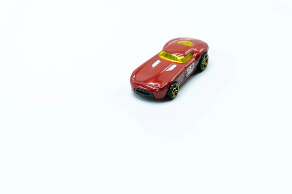Rotes Rennauto Spielzeug Mit Gelber Windschutzscheibe Auf Weißem Hintergrund — Stockfoto