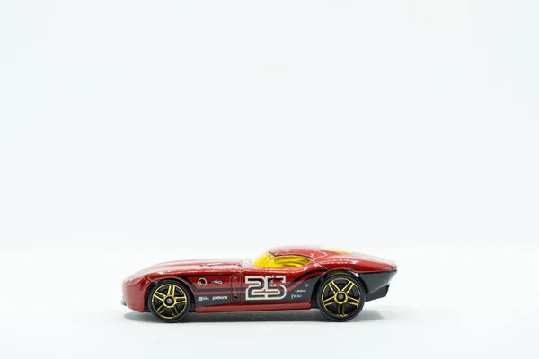 Vista Brinquedo Carro Corrida Vermelho Rápido Fundo Branco — Fotografia de Stock