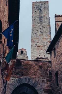 San Gimignano 'da eski bir ortaçağ taş kulesi görüldü. Siena, Toskana, İtalya 'nın kuzeyinde. Güzel Kuleler Kasabası olarak bilinir..