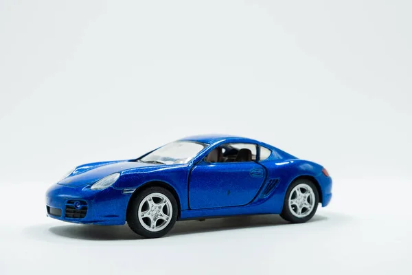 Vista Lateral Brinquedo Carro Azul Rápido Fundo Branco — Fotografia de Stock