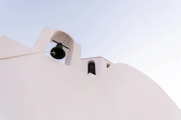 Bílá Zeď Zvonkem Kostela Santorini Jasnou Oblohou Pozadí — Stock fotografie