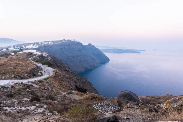 山の頂上からサントリーニ島の海岸 背後の島と穏やかな海を渡る道 — ストック写真