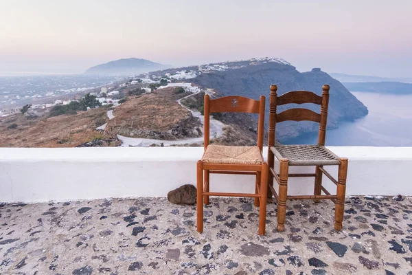 Δύο Παλιές Ξύλινες Καρέκλες Μια Βεράντα Στην Κορυφή Ενός Λόφου — Φωτογραφία Αρχείου
