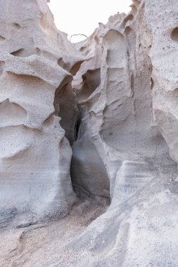 Santorini Adası, Yunanistan 'da kumlu dağ duvarı rüzgar tarafından çizildi. Kanyon şekli.