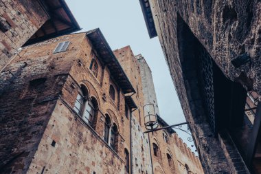 Sokak lambasıyla orta çağ evlerinin alçak açılı görüntüsü. San Gimignano, Siena ili, Tuscany, kuzey-orta İtalya.