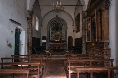 Beyaz duvarları olan basit bir ortaçağ kilisesi. San Gimignano, İtalya 'nın Tuscany eyaletinin Siena ilçesine bağlı küçük bir ortaçağ kasabasıdır..