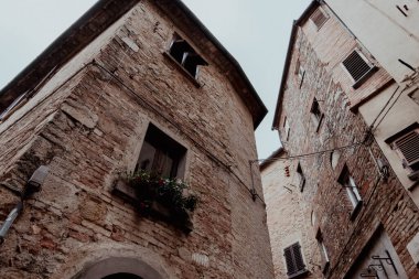 San Gimignano 'nun eski ortaçağ evlerinin alçak açılı manzarası, İtalya' nın orta kesiminde, Siena ili, Toskana eyaletinde küçük bir ortaçağ kasabasıdır. Güzel Kuleler Kasabası olarak bilinir..