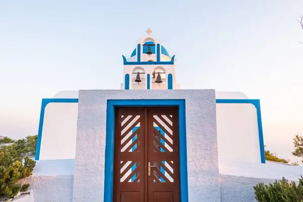 Klasický Bílý Modrý Řecký Kostel Vrcholu Kopce Santorini Řecko — Stock fotografie