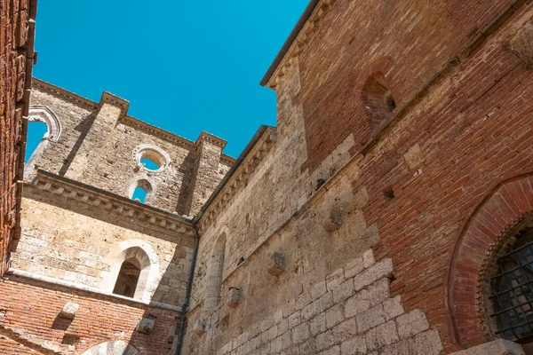 Aziz Galgano Manastırı 'nın güzel manzarası. Toskana bölgesindeki Siena eyaletinde kurulan antik bir kilise manastırı..