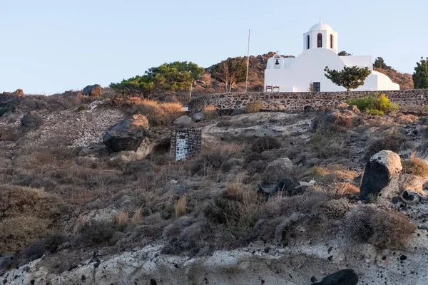 Klassisch Weiße Griechische Architektur Auf Einem Vulkanischen Steinhügel Mit Klarem — Stockfoto