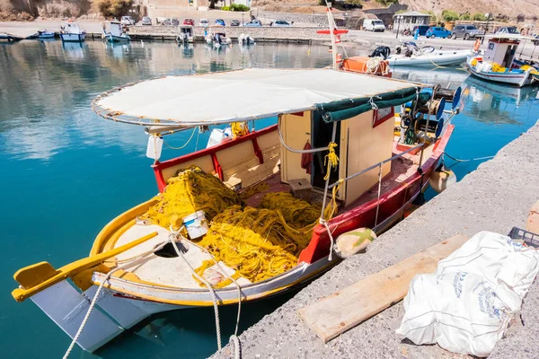 Liten Gul Rød Hvit Fiskebåt Santorini Havn – stockfoto