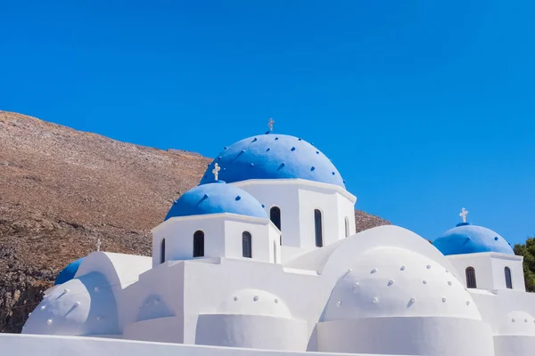 Klasik Yunan Santorini Mimarisi Mavi Kubbeli Beyaz Duvarlı Dağlı Arka — Stok fotoğraf