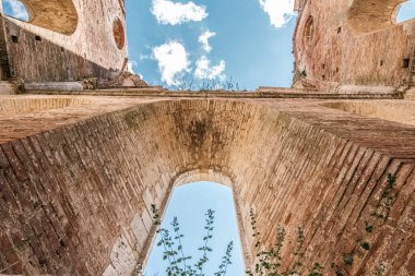 Aziz Galgano Manastırı 'nın güzel manzarası. Toskana bölgesindeki Siena eyaletinde kurulan antik bir kilise manastırı..