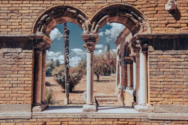 Aziz Galgano Manastırı 'nın güzel manzarası. Toskana bölgesindeki Siena eyaletinde kurulan antik bir kilise manastırı..