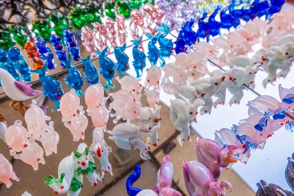 Bunte Tiere Aus Muranoglas Bunte Glasobjekte Blaue Grüne Rosa Blasse — Stockfoto