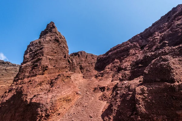 Kızıl plaj. Santorini, Cycladic Adaları, Yunanistan. Dünyanın en ünlü sahillerinden birine sahip güzel bir yaz manzarası..