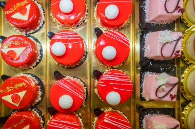 Lezzetli ve renkli tatlı çeşitleri, çikolatalı kek, karışık dut tart, Limon Beze Tart, pasta şefi tarafından yapılan çikolatalı tart. Tüm lezzetli ve keyifli görünüyorsun. Parti için mükemmel. Doğal ışık