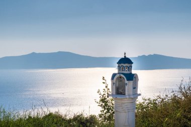 Santorini, Ege Denizi 'nde bir Yunan adasıdır ve adanın merkezinde Thira, Thirassia, Aspronissi, Palea ve Nea Kameni adaları bulunur.